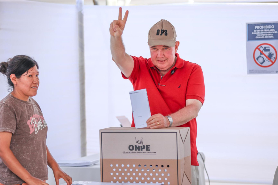 Elecciones 2026: Rafael López Aliaga emite su voto